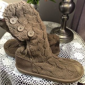 Knit brown boots